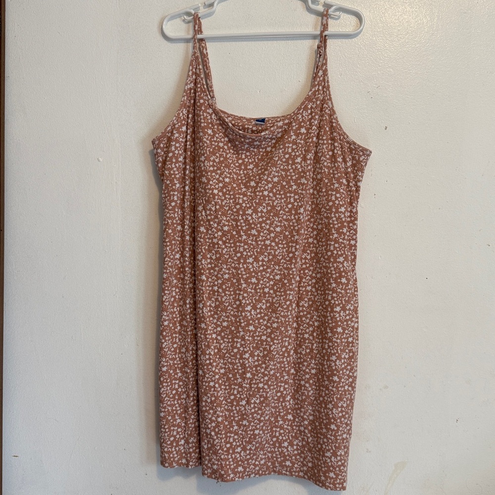 Old Navy Tan and White Floral Dress Size 3X Stretch Has‎ Loose Hem